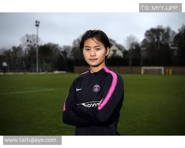 各大足球明星的妻子们生活揭秘她们背后的故事与风采