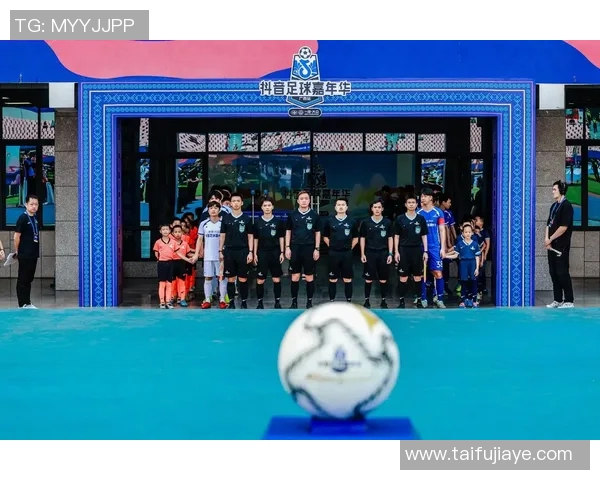 足球明星之子担任球童亲历父亲赛场荣耀瞬间 足球明星之子担任球童亲历父亲赛场荣耀瞬间