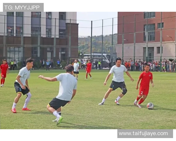 曾志伟与足球明星亲密合影展现友谊与热情的精彩瞬间