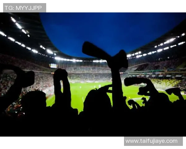 足球明星观众席欢笑瞬间引发热议展现体育魅力与人情味 足球明星观众席欢笑瞬间引发热议展现体育魅力与人情味